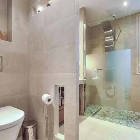 Amazing In With Kitchen Apartment *